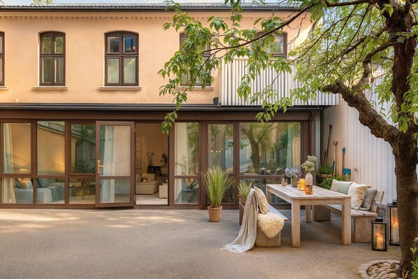 Outdoor dining - Newly renovated 3 BedRm, Spacious comtemporary Apt in Central  Oslo-Grunnerlokka (Oslo)