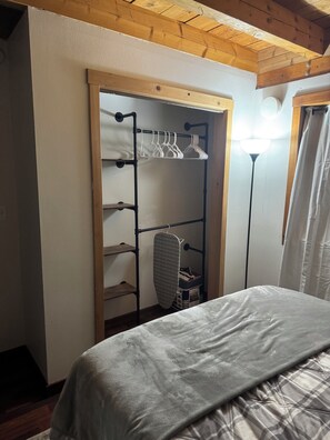 2 habitaciones, tabla de planchar con plancha, wifi y ropa de cama 