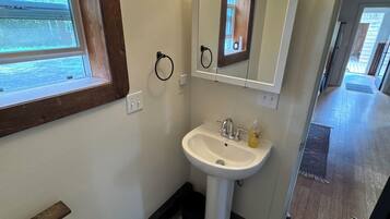 Suihku, hiustenkuivaaja, pyyhkeet, saippua