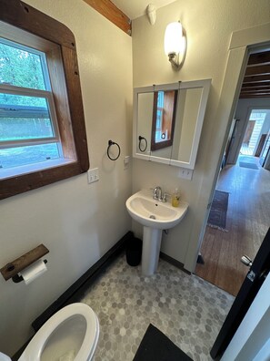 Suihku, hiustenkuivaaja, pyyhkeet, saippua