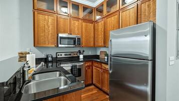 Kjøleskap, mikrobølgeovn, ovn og kokeplater