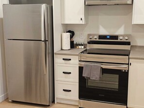 Mikrobølgeovn, ovn, kokeplater og oppvaskmaskin