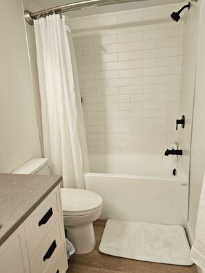 Hårtørrer, håndklæder, Sæbe, Toiletpapir