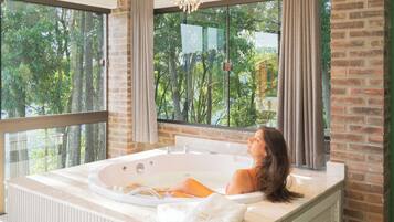 Chalé conforto, vista para o vale | Banheiro | Secador de cabelo, roupões de banho, chinelos, toalhas de banho