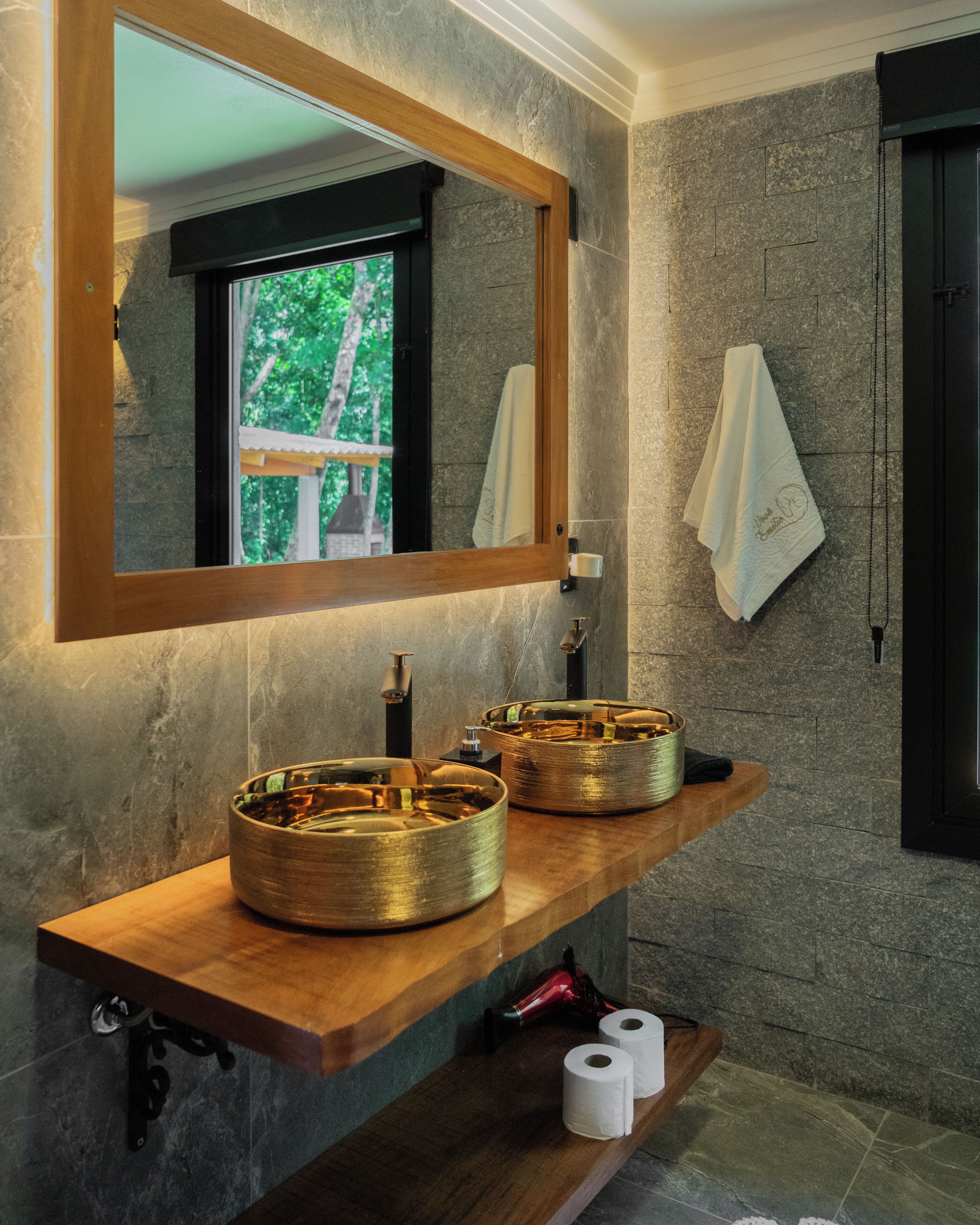 Secador de pelo, batas, pantuflas, toallas