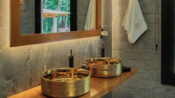 Chalé luxo, varanda coberta, vista para o vale | Banheiro | Secador de cabelo, roupões de banho, toalhas de banho, papel higiênico