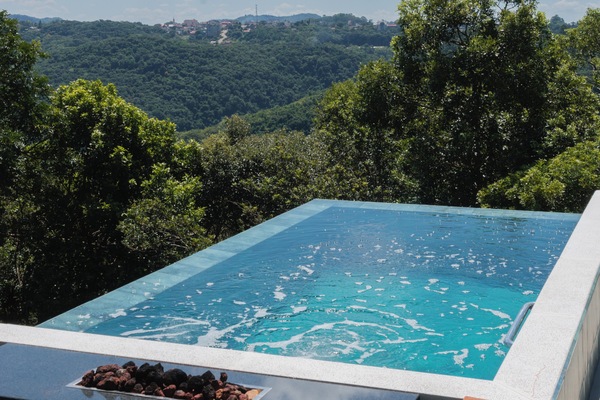 Infinity pool