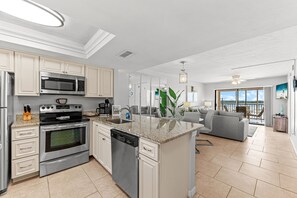 Jääkaappi, mikroaaltouuni, uuni, liesi