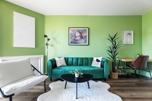 TV - Charming Apartment with 2 Beds, Pool, Gym, Parking in Marina del Rey (Marina del Rey)