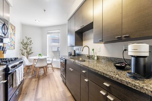 Køleskab, mikrobølgeovn, ovn, kogeplade