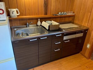 冷蔵庫、電子レンジ、コンロ、電気ポット