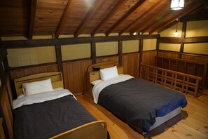 Escritorio, wifi gratis y ropa de cama 