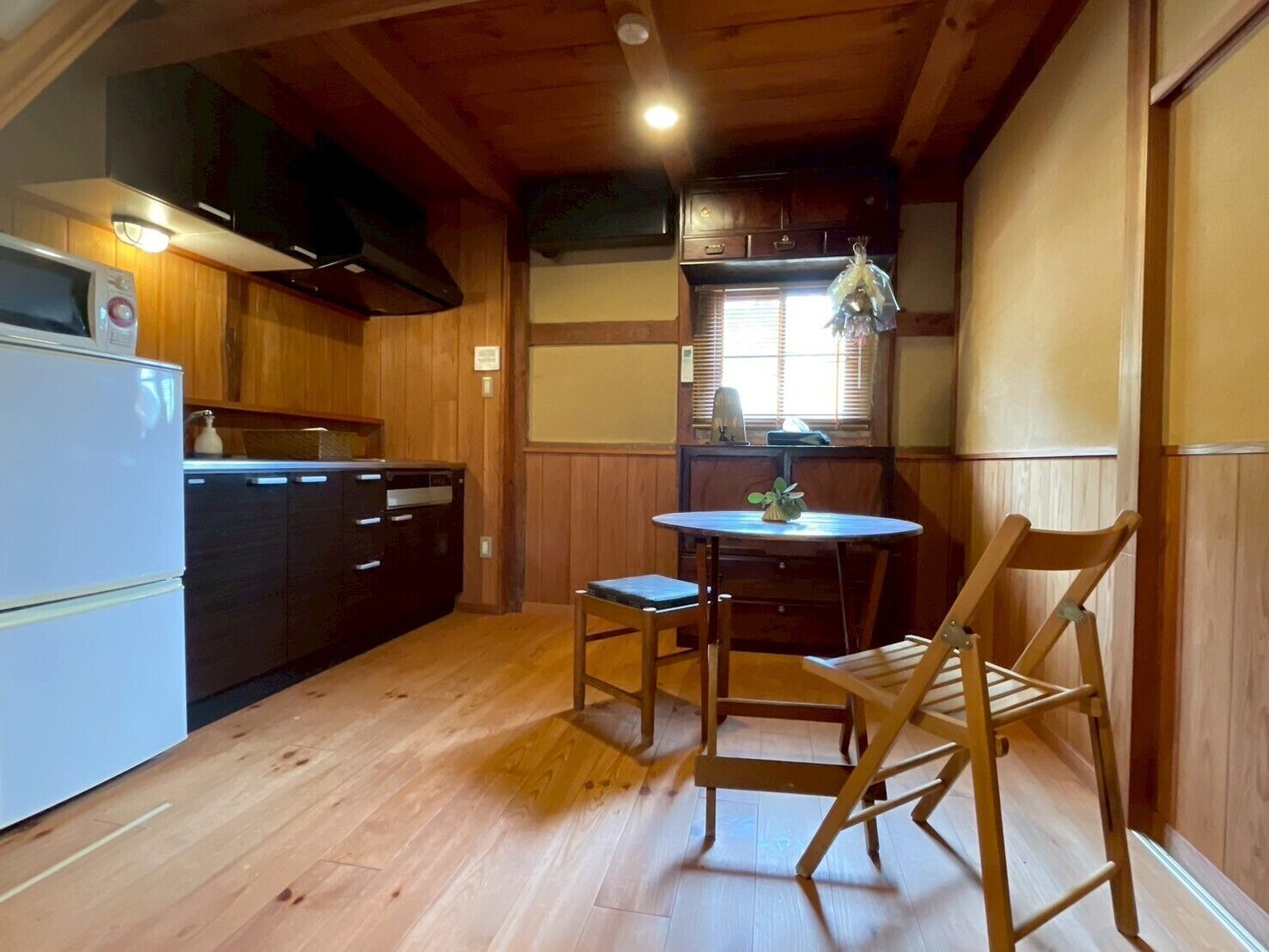 Kjøleskap, mikrobølgeovn, kokeplater og vannkoker