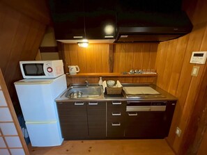 Een koelkast, een microgolfoven, een kookplaat, een waterkoker