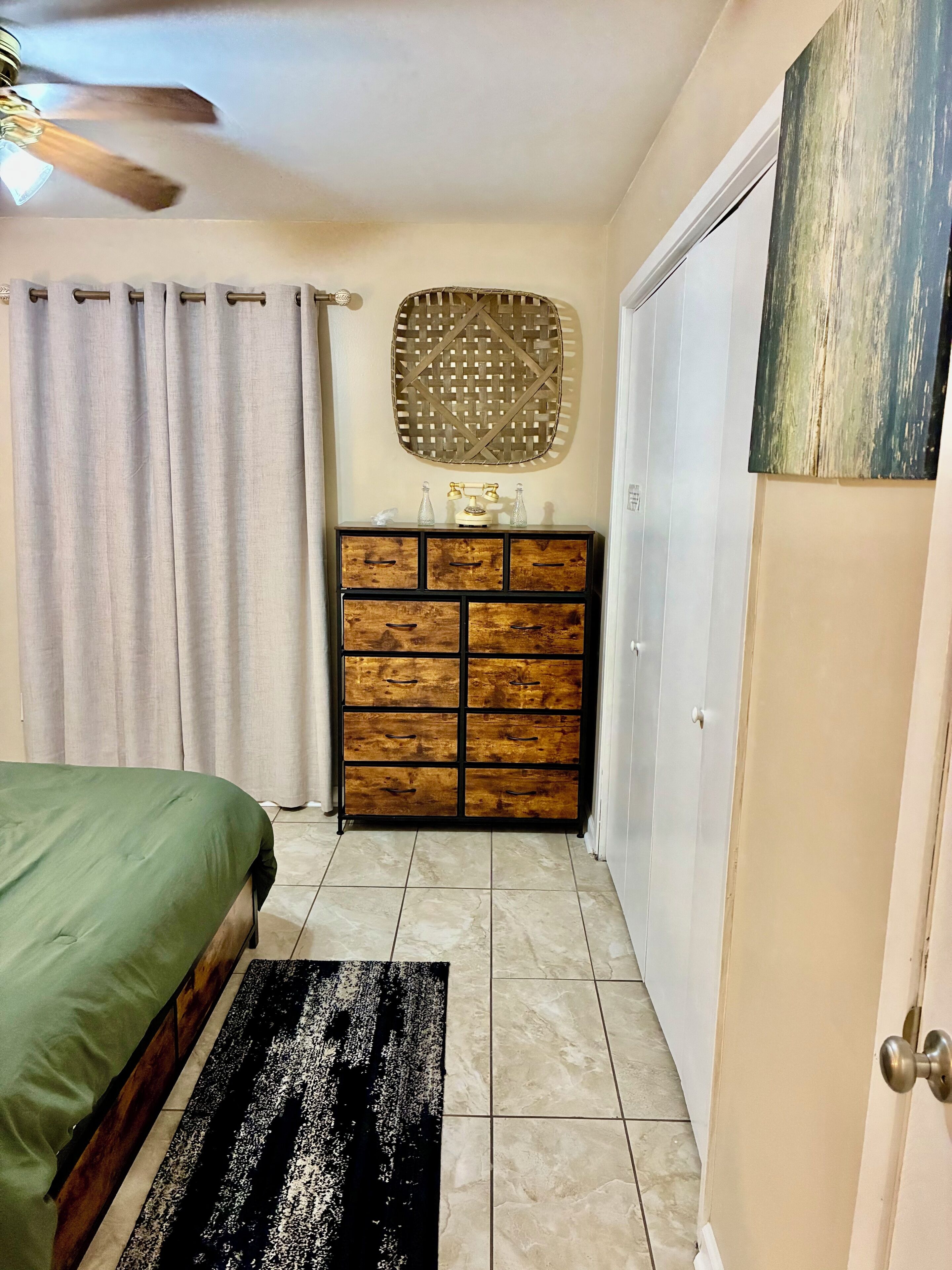 1 chambre, fer et planche à repasser, Wi-Fi gratuit, draps fournis