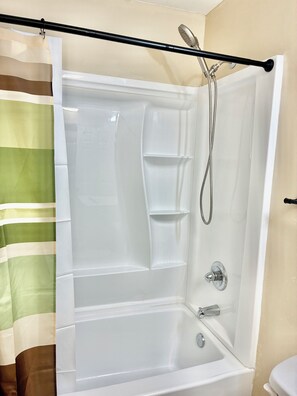 Towels, soap, toilet paper - Quiet Cajun Living. Short drive to NOLA. Perfect DATE NIGHT vibe! (Houma)