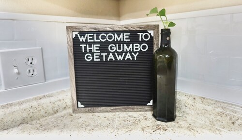 Quiet Cajun Living. Short drive to NOLA. Perfect DATE NIGHT vibe!