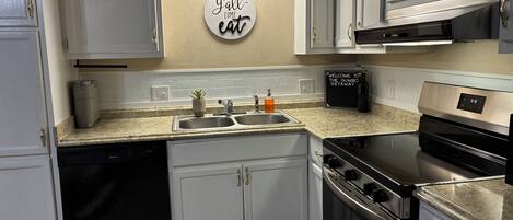 冷蔵庫、電子レンジ、オーブン、コンロ