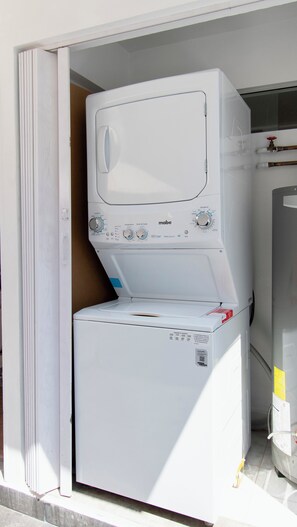 Interior - Spacious 4BR Home with 5 Beds (Ciudad de México)