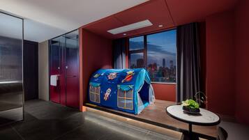 Quarto duplo com design assinado | Escrivaninha, Wi-Fi de cortesia