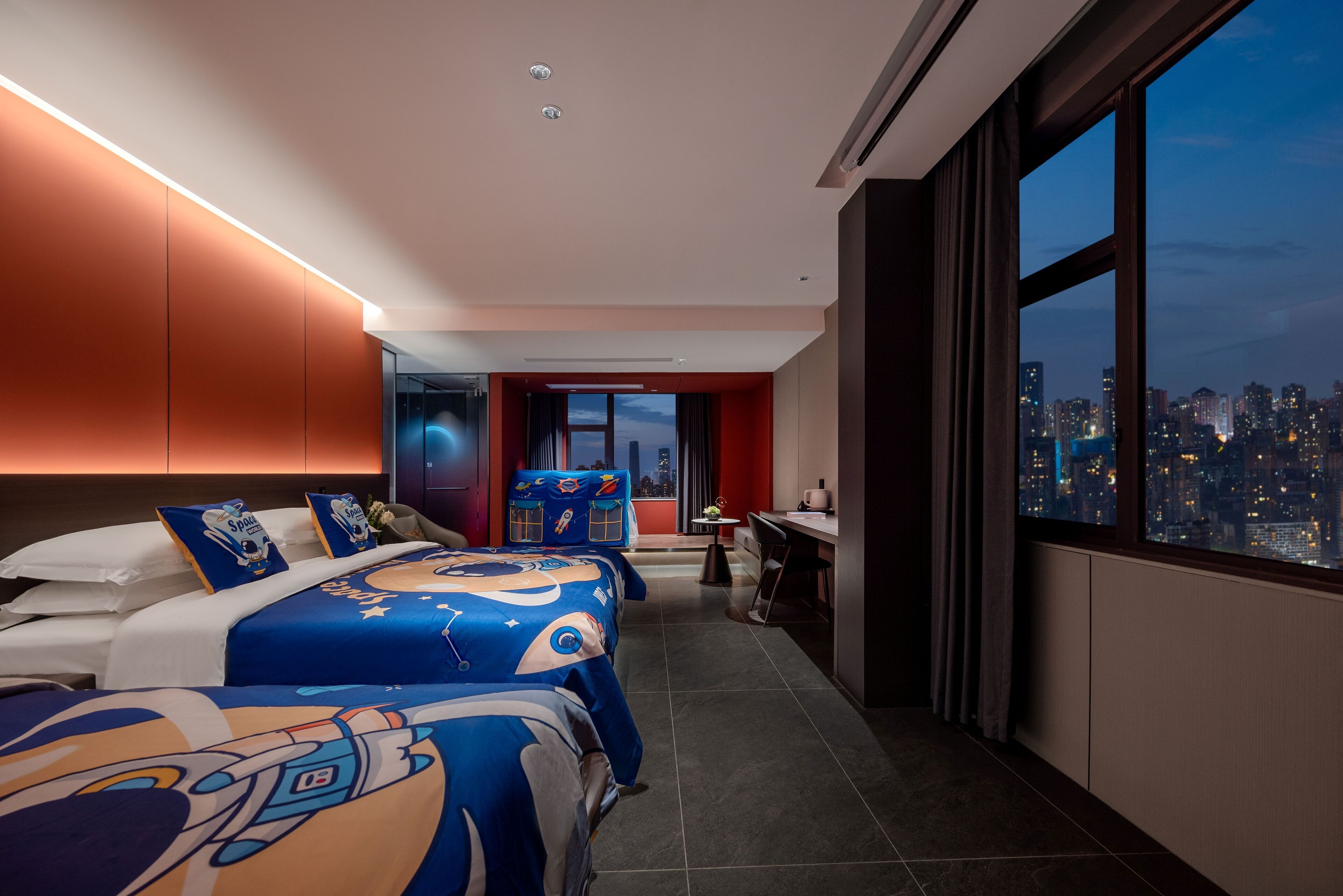 Quarto duplo com design assinado | Escrivaninha, Wi-Fi de cortesia