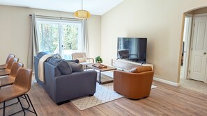 TV, table football, ping pong - Wood Duck - Modern, South of Sunriver, Hot Tub, A/C (Bend)