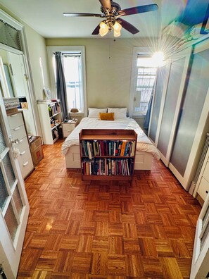 1 soverom, strykejern/-brett, internettilgang og sengetøy