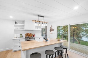 Unclassified image, 4 of 35, button