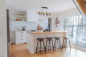 Fridge, microwave, oven, stovetop - La Dolce Muskoka | Modern Lakefront Retreat w/ Sauna, Hot Tub, Beach, 2hrs GTA (Bracebridge)