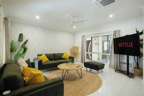 تلفزيون، كُتُب، مكتب