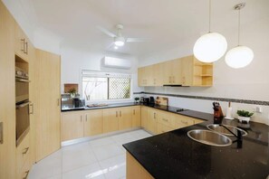 ثلاجة، ميكروويف، فرن، موقد طهي مسطح