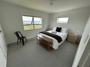 3 عدّة غرف نوم ومكواة/لوح كي وواي فاي وملاءات أسرّة