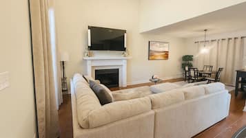 Télévision, cheminée, écrans d'ordinateur