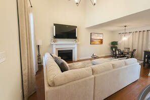 Televisión, chimenea y monitor de computadora 