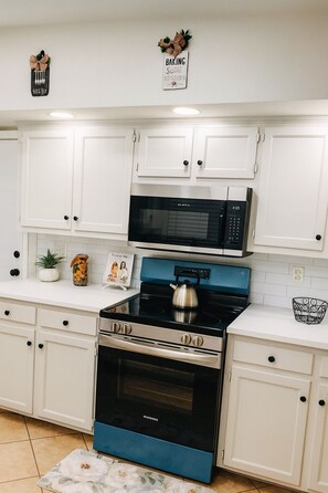 Refrigerador, microondas, horno y parrilla de estufa 