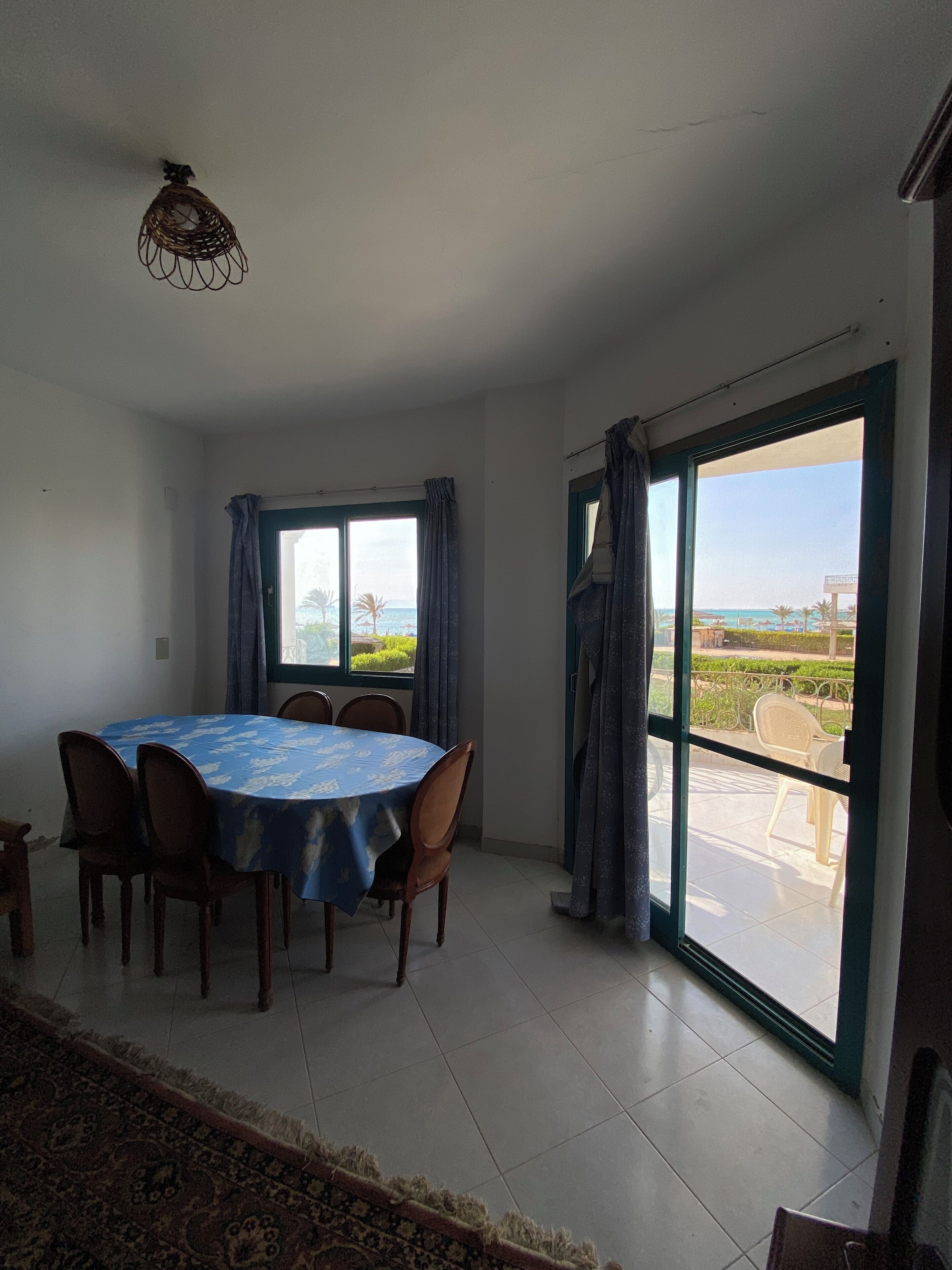 Basic Double or Twin Room, Beach View | Living area