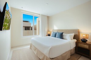Escritorio, cuna de viaje, wifi y ropa de cama