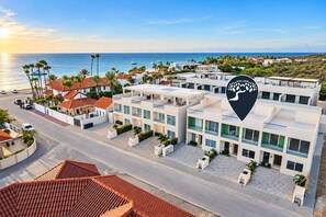 Experience the best of Aruba from this exceptional designer villa, just a 1-minute stroll from the crystal-clear waters and white sands of Boca Catalina Beach. - Luxury 4BR Villa | Private Pool | Steps to Beach - Costa Catalina 2 by Bocobay (Noord)