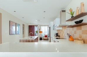 Wasserkocher mit Kaffee-/Teezubehör, Kühlschrank, Mikrowelle, Ofen