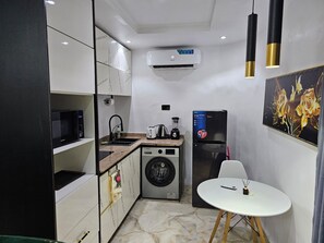 Kühlschrank, Mikrowelle, Herdplatte, Wasserkocher