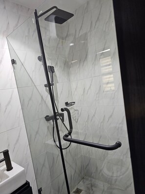 Dusche, Handtücher, Seife, Toilettenpapier