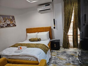 1 slaapkamer, een strijkplank/strijkijzer, gratis wifi, beddengoed