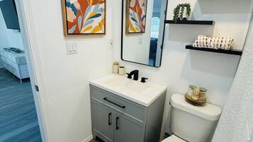 Regadera, toallas, papel de baño