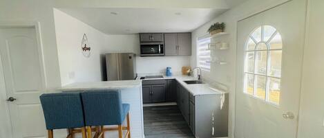 Kühlschrank, Mikrowelle, Herdplatte, Wasserkocher mit Kaffee-/Teezubehör