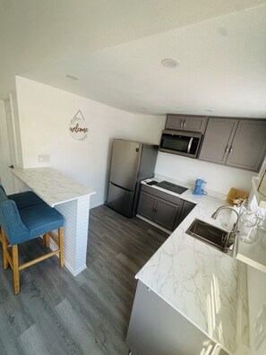 Frigorífico, microondas, placa de cocina y cafetera o tetera