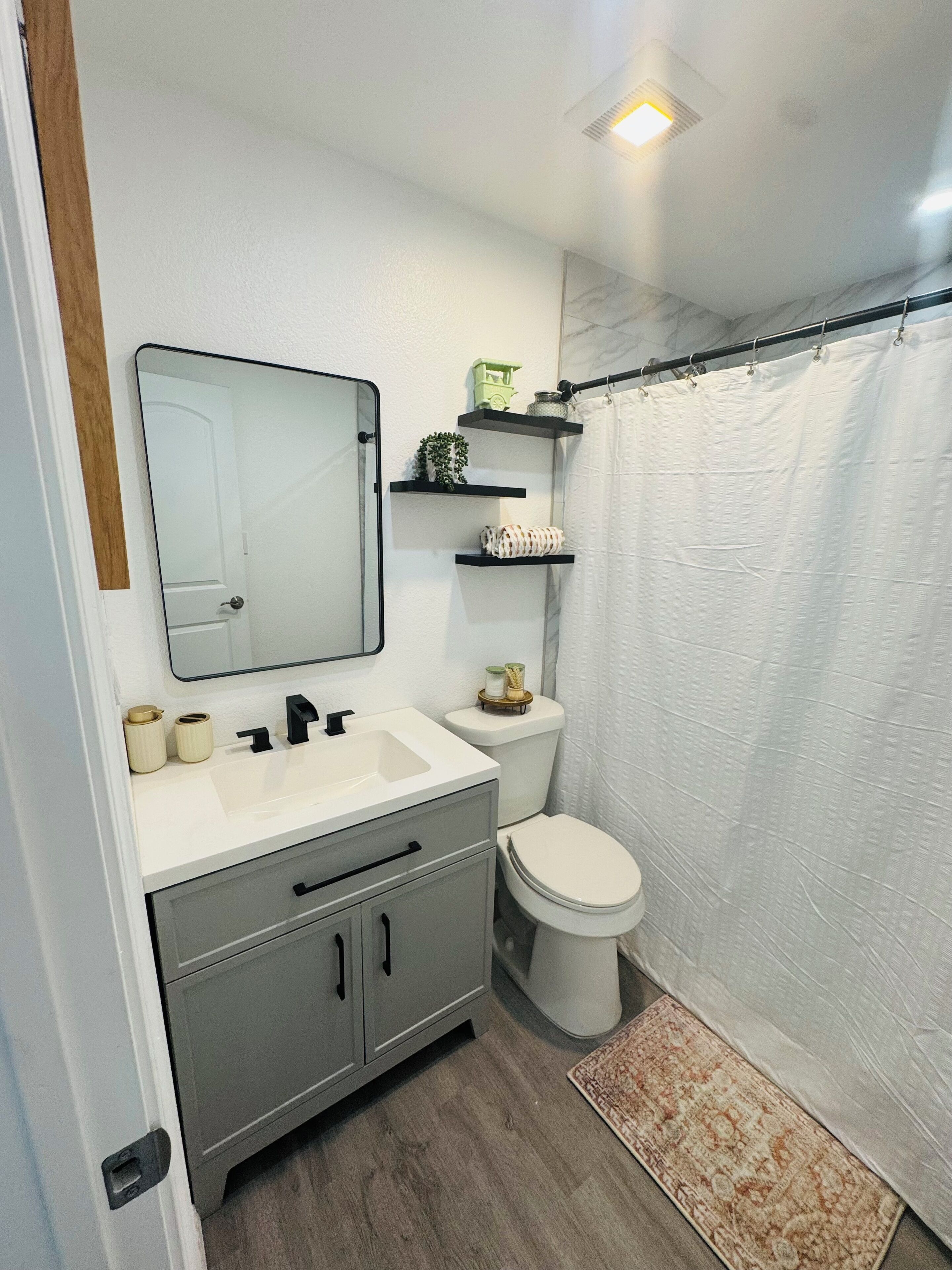 シャワー、タオル、トイレットペーパー