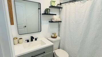 シャワー、タオル、トイレットペーパー