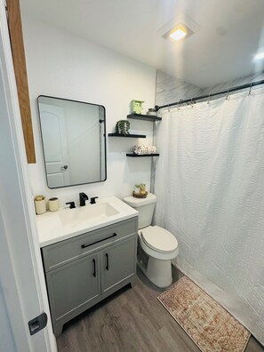 Regadera, toallas, papel de baño