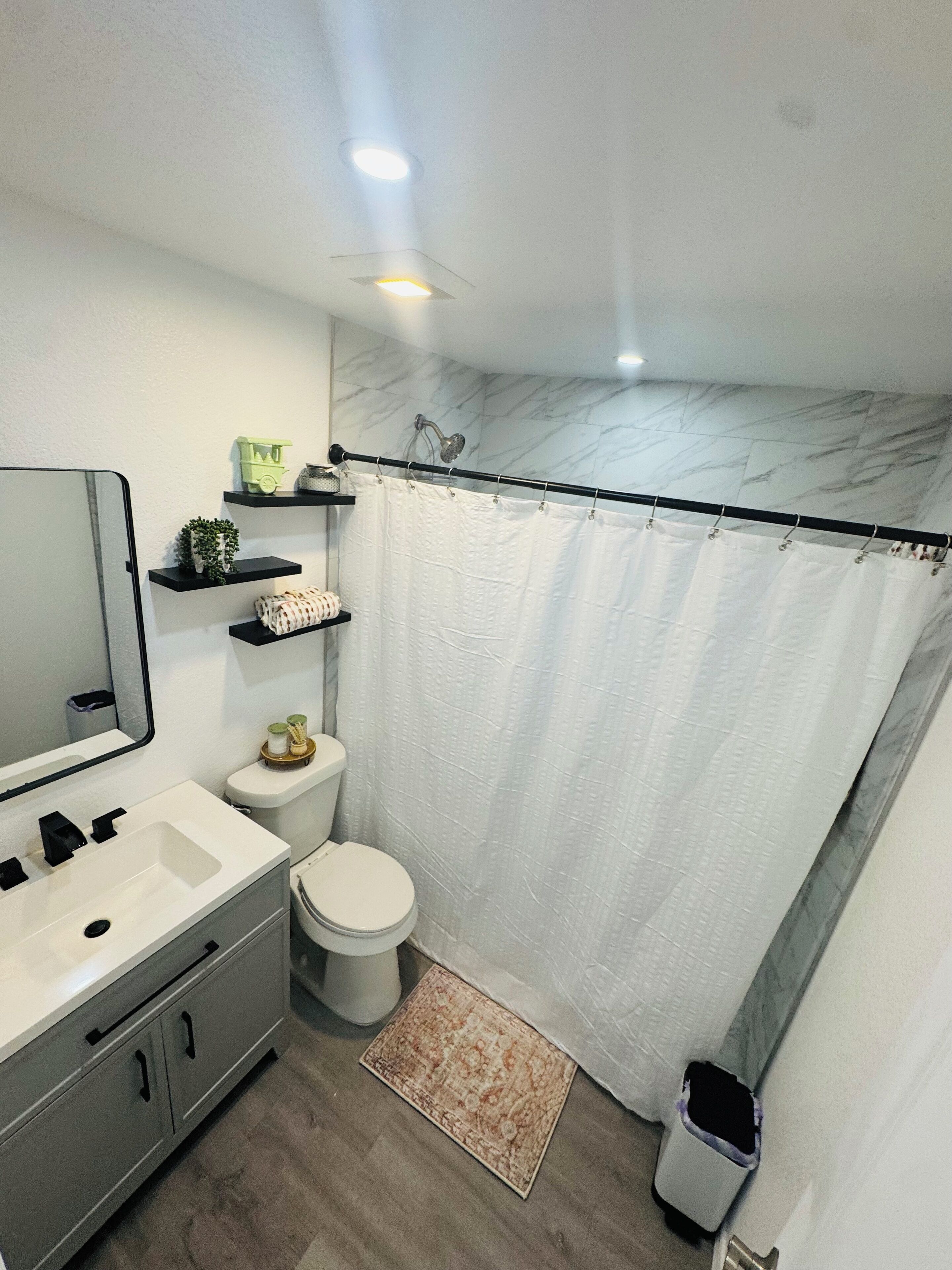 Dusch, handdukar och toalettpapper