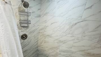 淋浴设施、毛巾、卫生纸